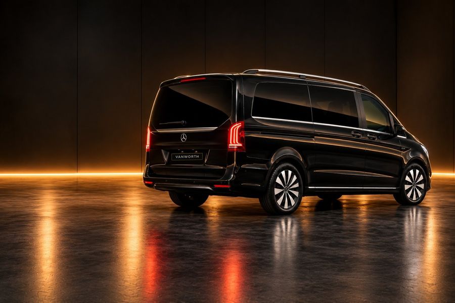 Mercedes-Benz EQV noir vu de trois quarts arrière